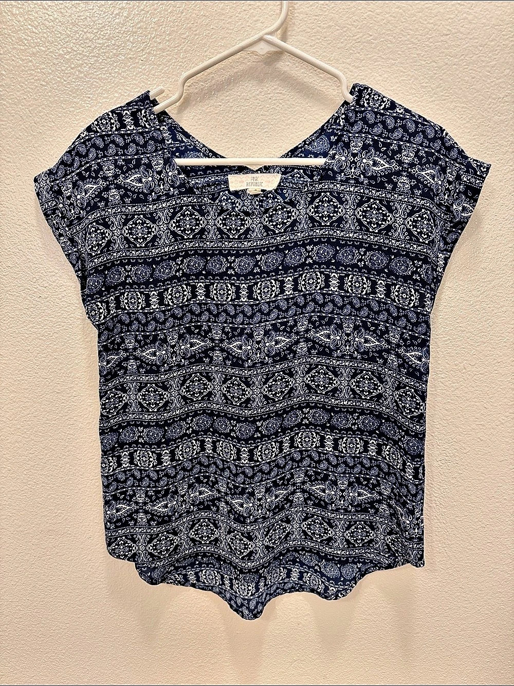 Pink Republic Paisley Short Sleeve Top in Blue & White Size Medium